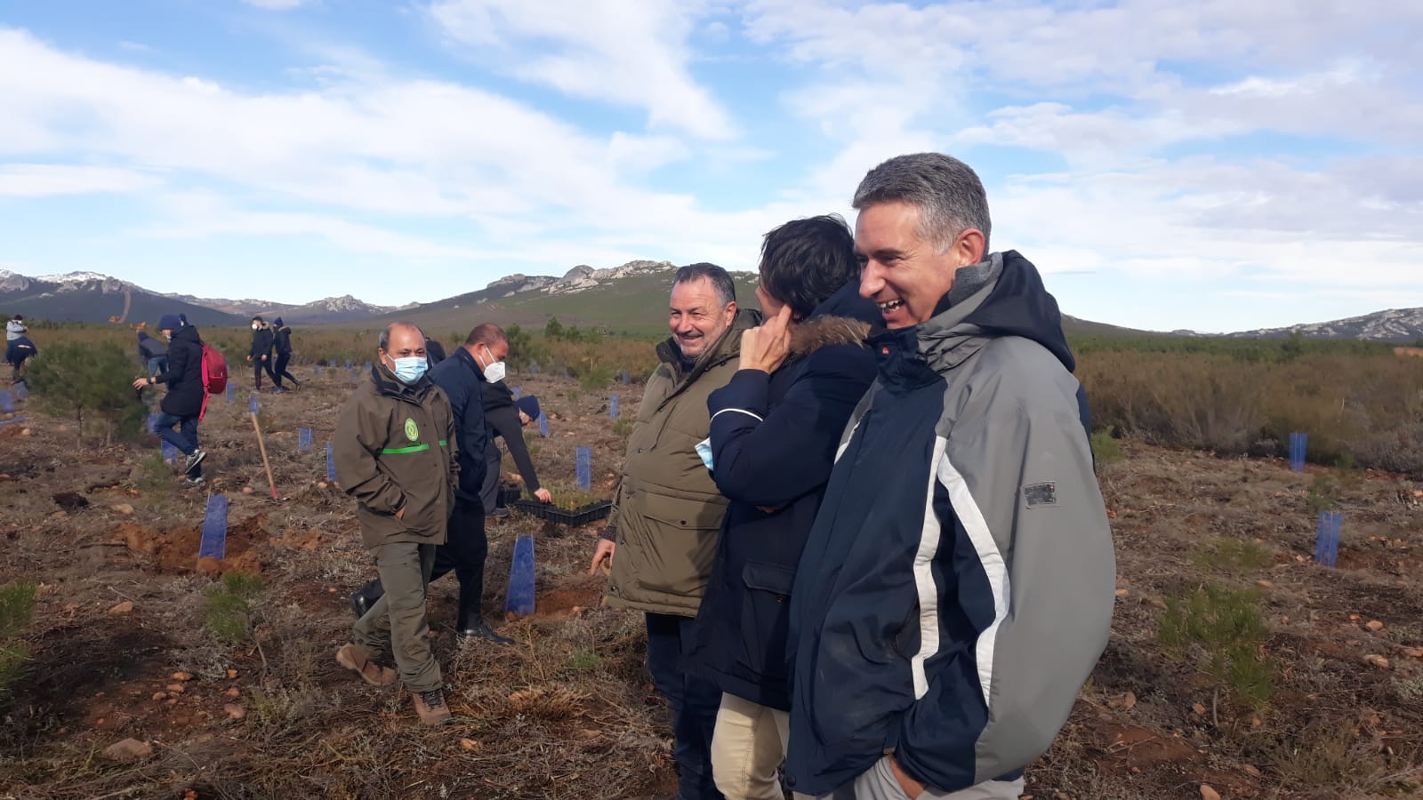 Decenas de personas participan en la plantación de árboles en el área arrasada por el incendio de Castrocontrigo.