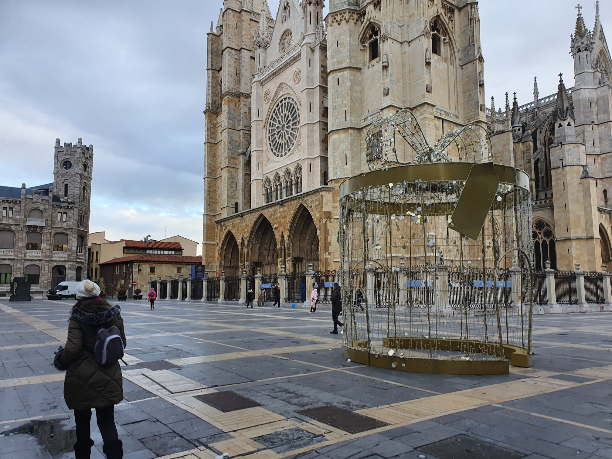 La decoración ocupa ya las principales calles y los barrios de la capital leonesa.