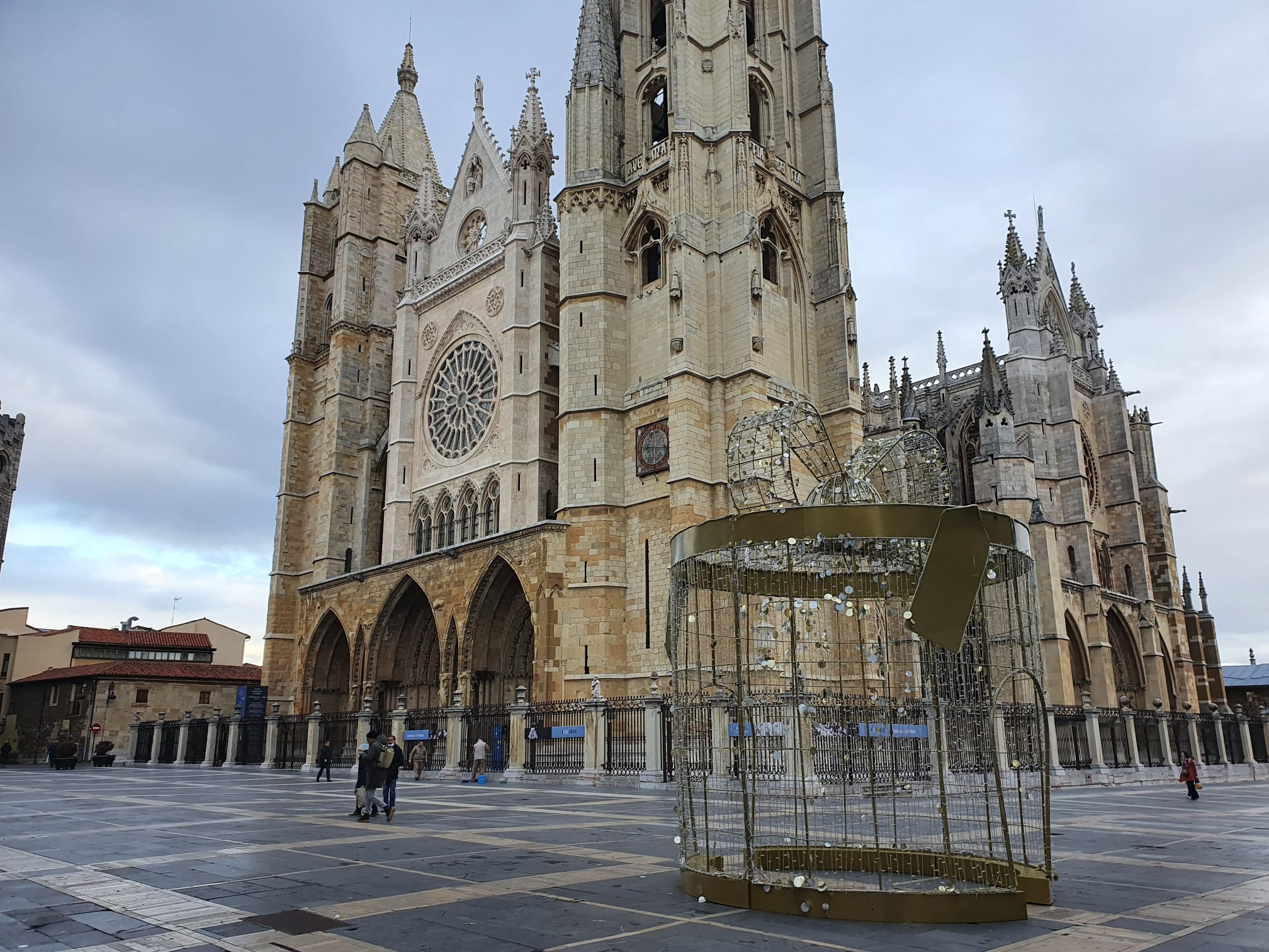 La decoración ocupa ya las principales calles y los barrios de la capital leonesa.