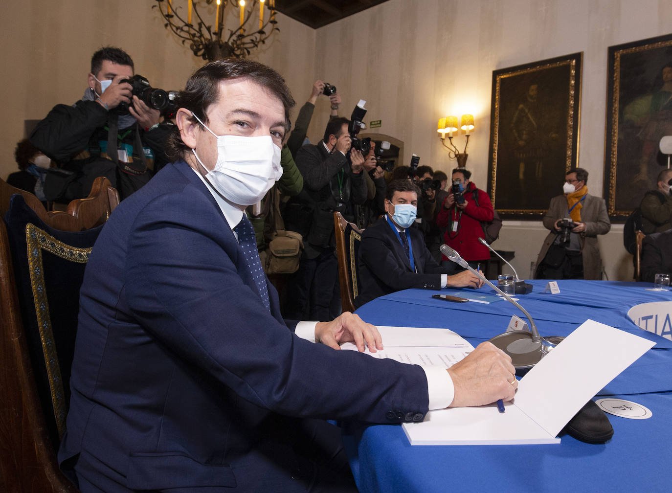 El presidente de la Junta, Alfonso Fernández Mañueco, durante su participación en el 'Foro Santiago. Camino de Consenso', encuentro institucional de las comunidades de Galicia, Castilla y León, Asturias, Cantabria, La Rioja, Aragón, Castilla-La Mancha y Extremadura.