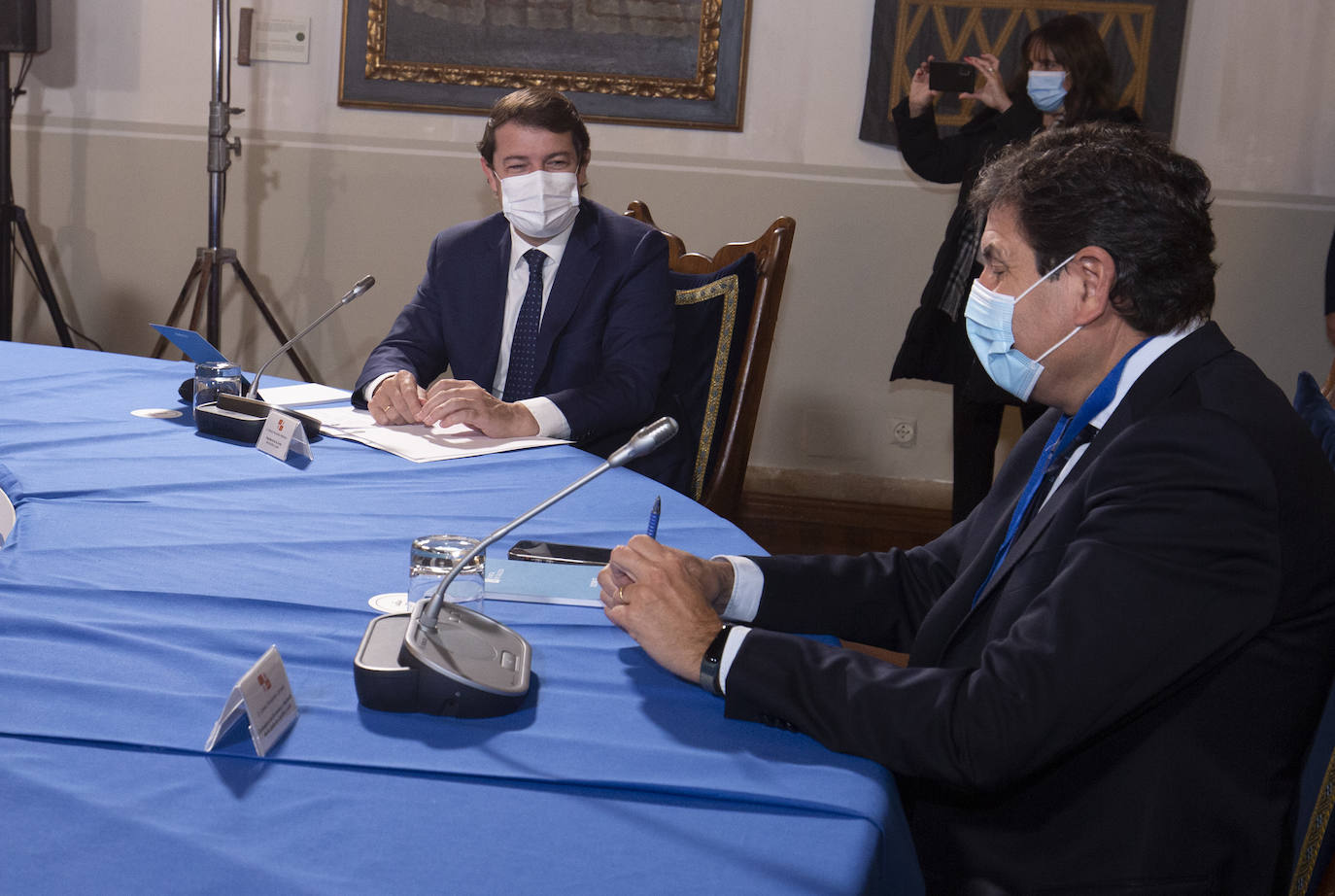 El presidente de la Junta, Alfonso Fernández Mañueco, durante su participación en el 'Foro Santiago. Camino de Consenso', encuentro institucional de las comunidades de Galicia, Castilla y León, Asturias, Cantabria, La Rioja, Aragón, Castilla-La Mancha y Extremadura.