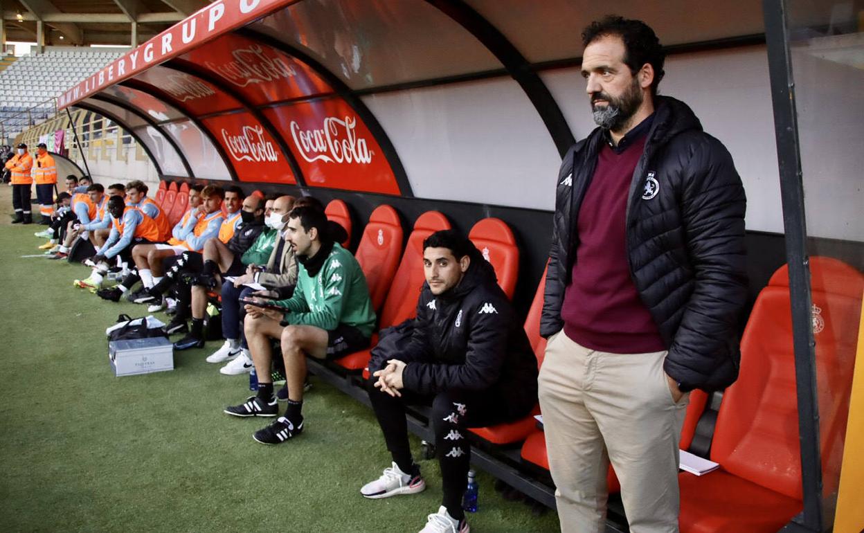 Ramón González, en el banquillo, durante el partido de este sábado pasado ante el Sanse.