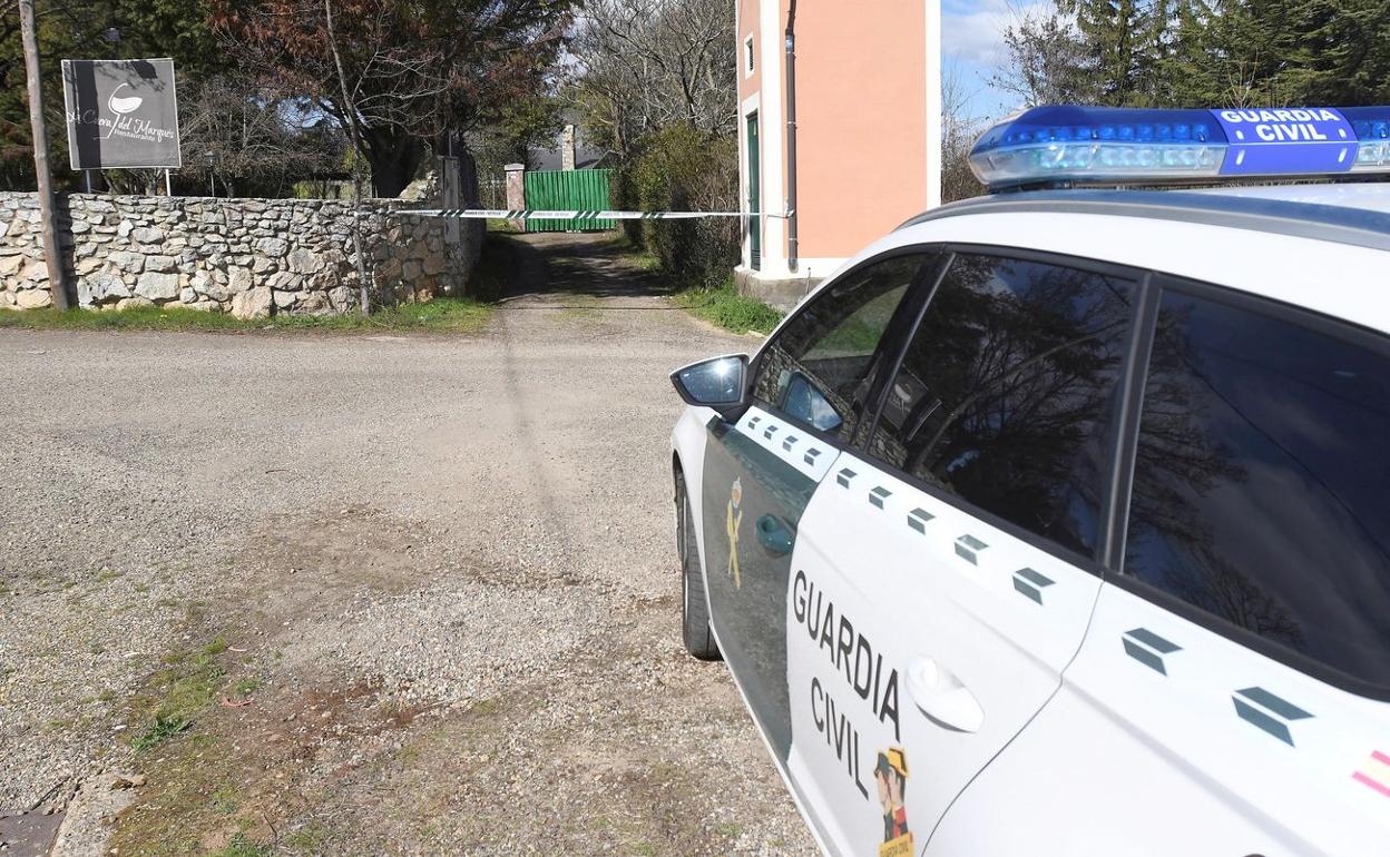 Efectivos de la Guardia Civil custodian la finca en la que tuvo lugar el crimen de Cembranos. 