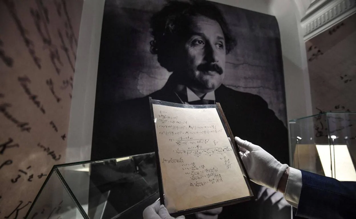 El documento manuscrito de Einstein que fue subastado ayer en París.