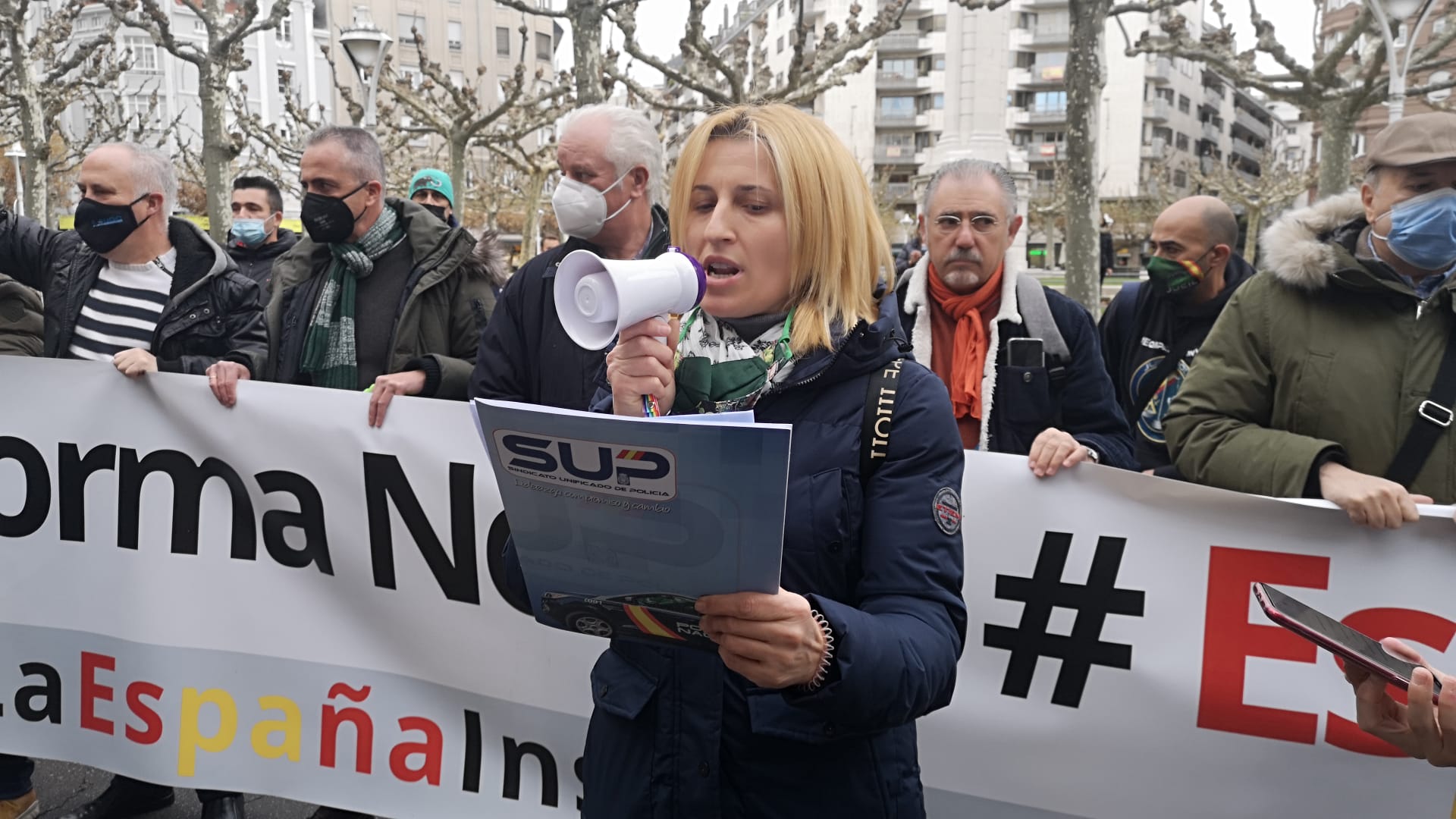 Más de cien personas se concentran frente a la Subdelegación del Gobierno contra la reforma de la Ley de Seguridad Ciudadana.