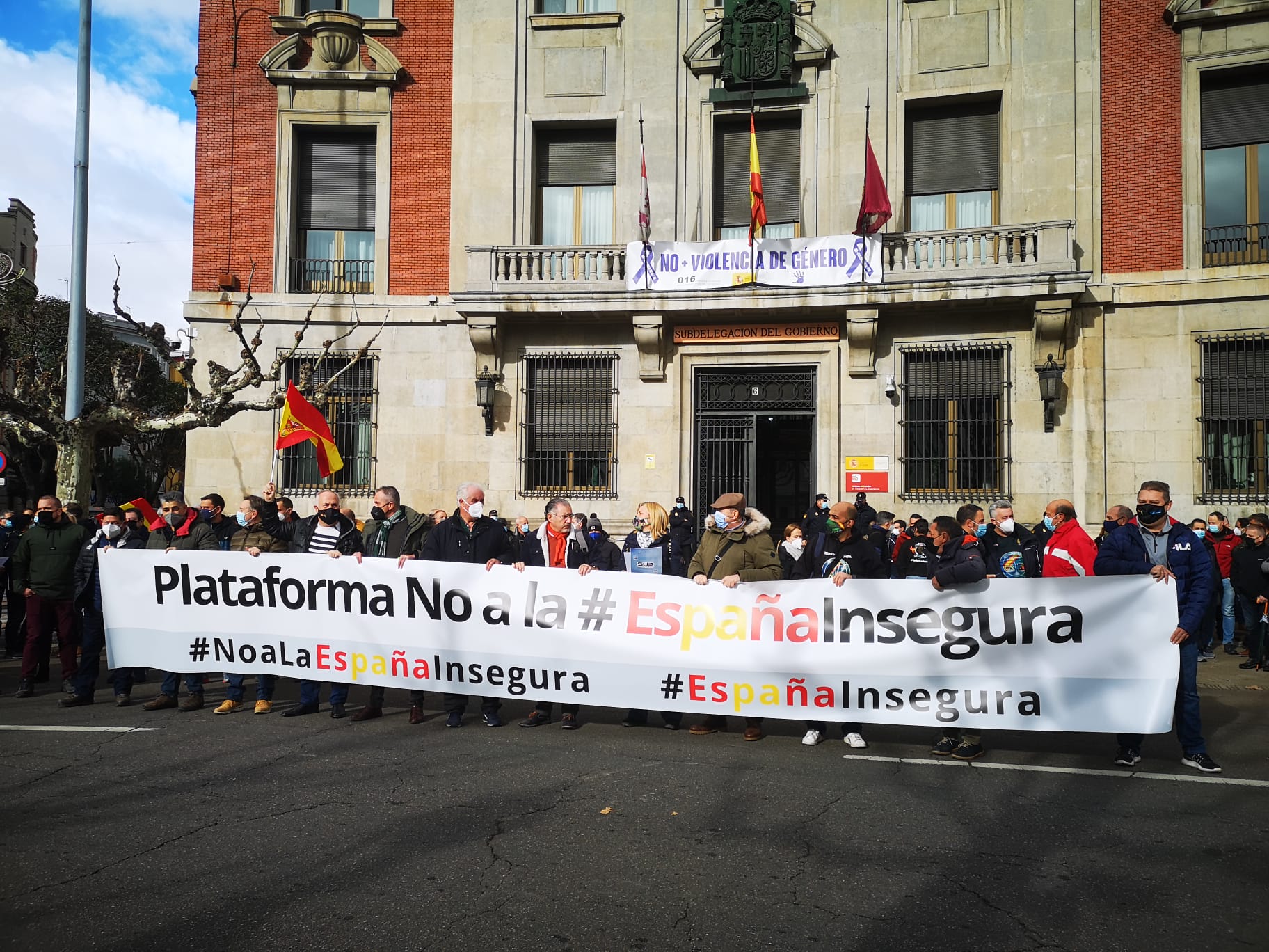 Más de cien personas se concentran frente a la Subdelegación del Gobierno contra la reforma de la Ley de Seguridad Ciudadana.