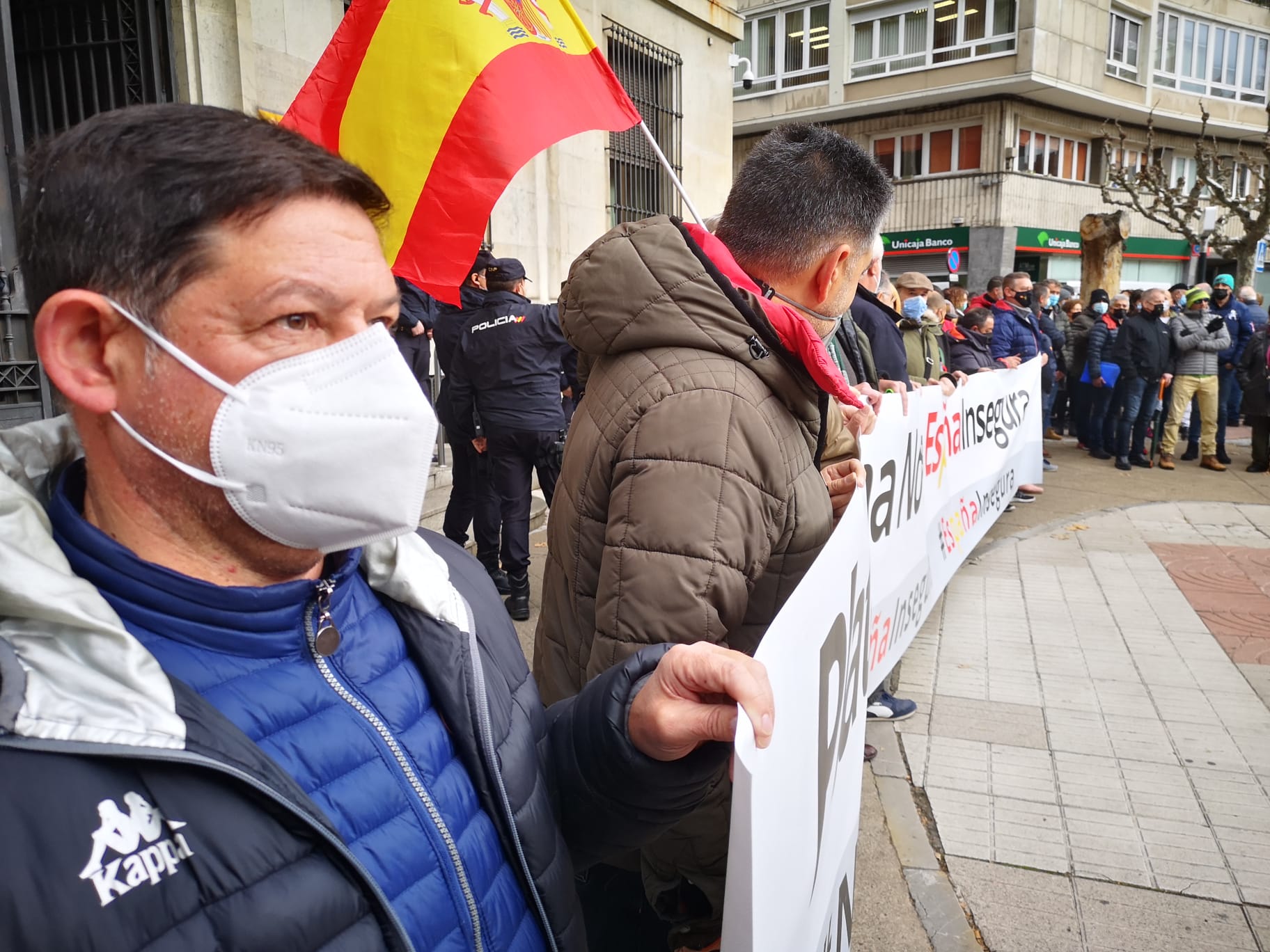 Más de cien personas se concentran frente a la Subdelegación del Gobierno contra la reforma de la Ley de Seguridad Ciudadana.