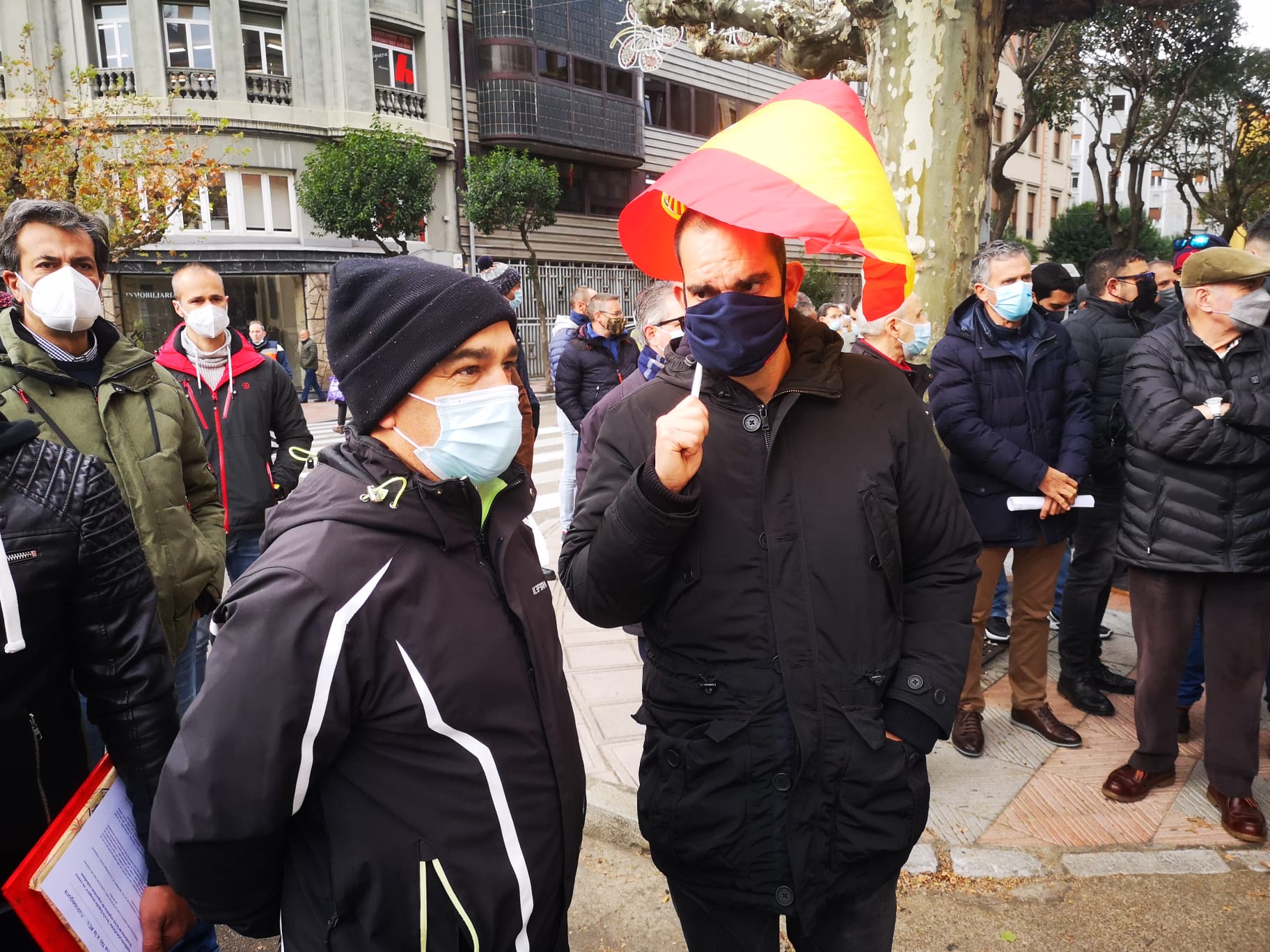 Más de cien personas se concentran frente a la Subdelegación del Gobierno contra la reforma de la Ley de Seguridad Ciudadana.