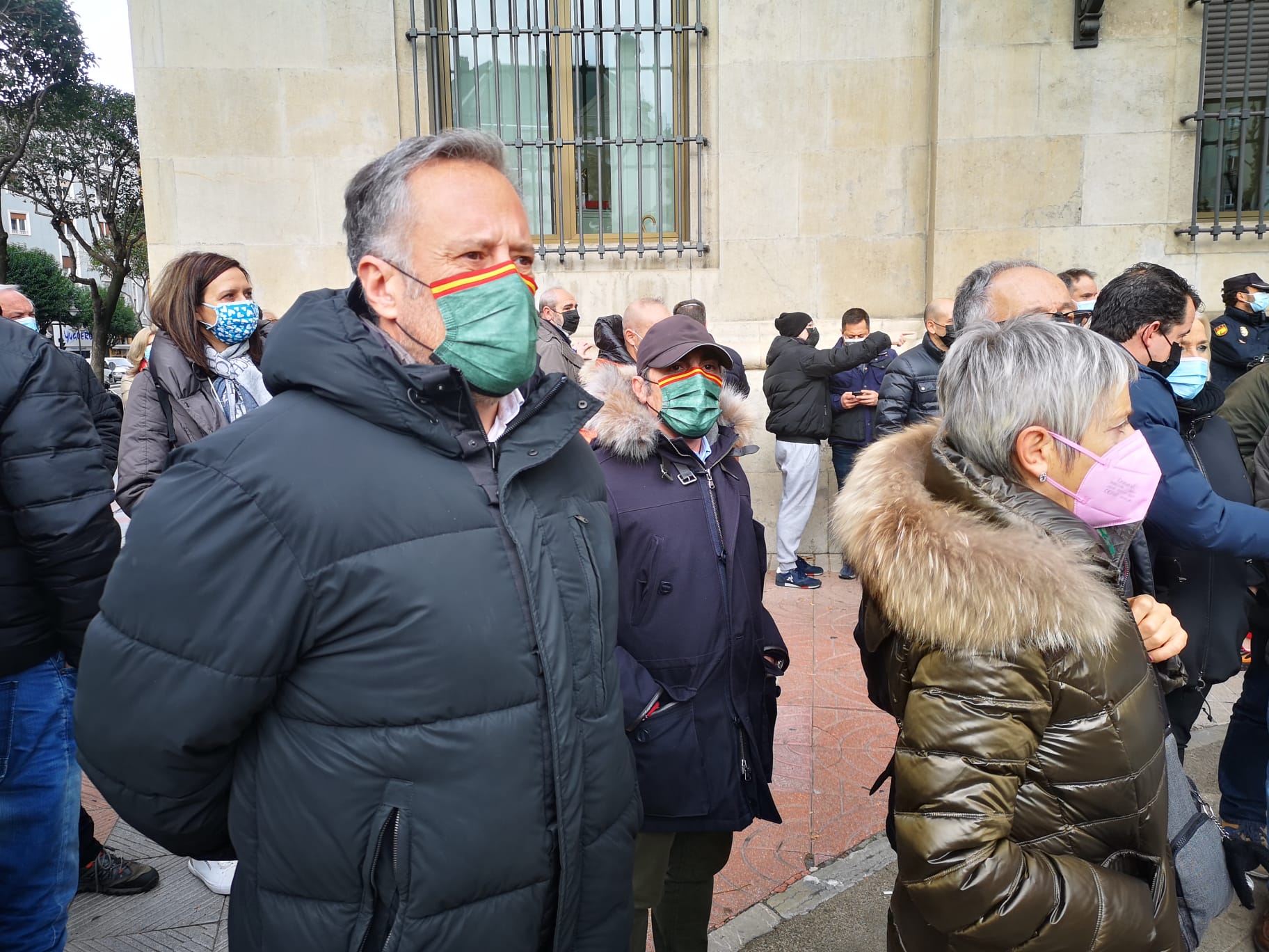 Más de cien personas se concentran frente a la Subdelegación del Gobierno contra la reforma de la Ley de Seguridad Ciudadana.