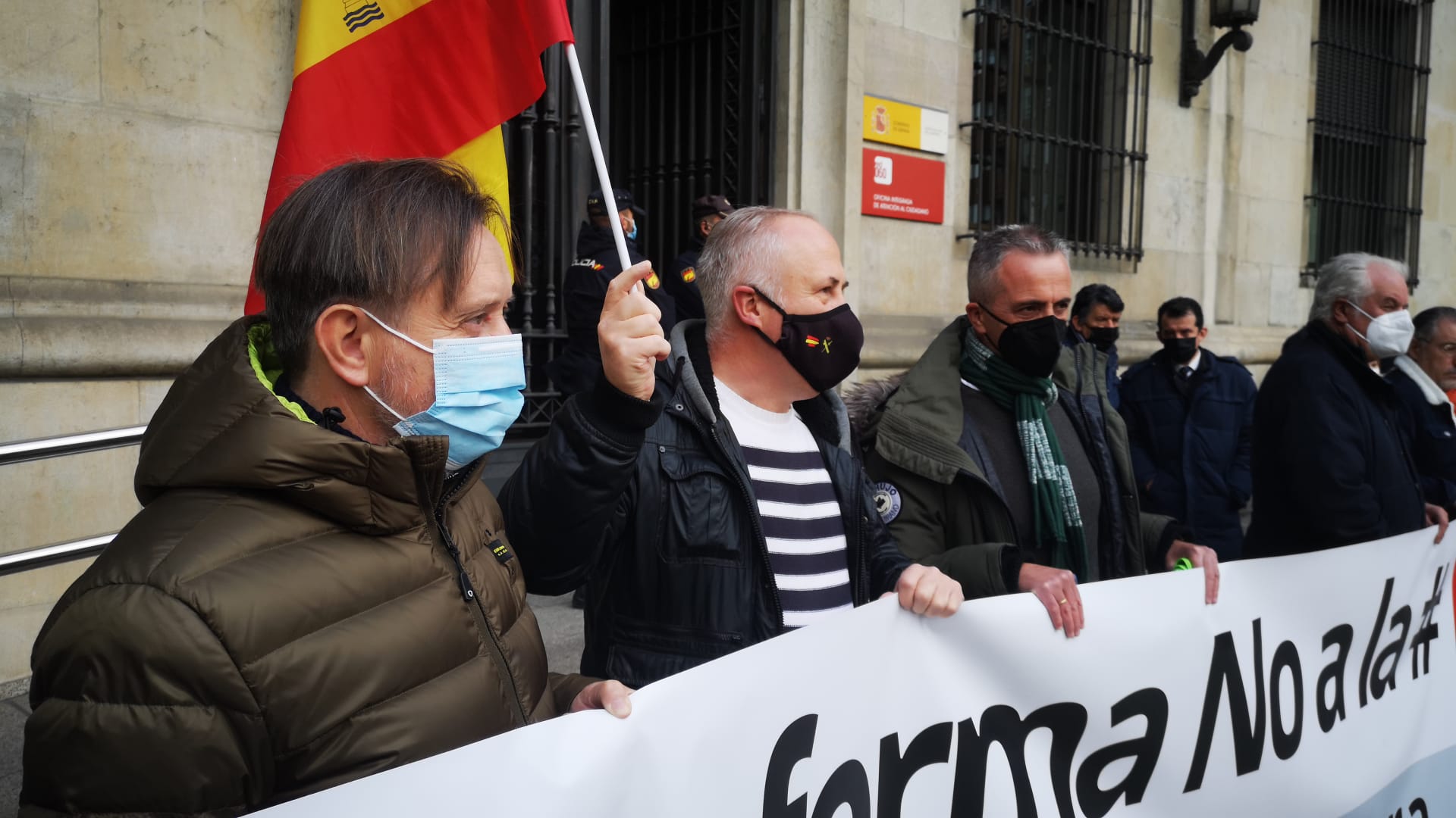 Más de cien personas se concentran frente a la Subdelegación del Gobierno contra la reforma de la Ley de Seguridad Ciudadana.