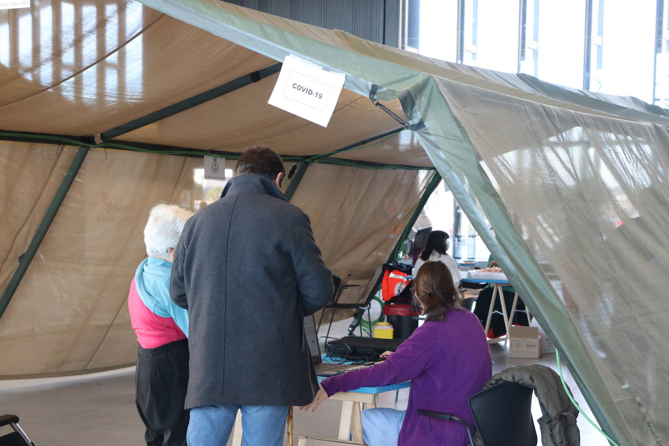 El Palacio de Exposciones vuelve a brir como centro de vacunación con la previsión de que unas 1.500 personas pasen al día para recibir cualquier de las dosis contra la covid y el pinchazo contra la gripe