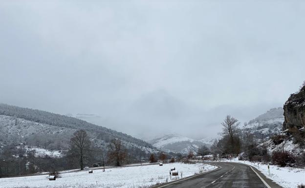 La DGT pide extremar la precaución por la N-630 en Villamanín de la Tercia por las nevadas