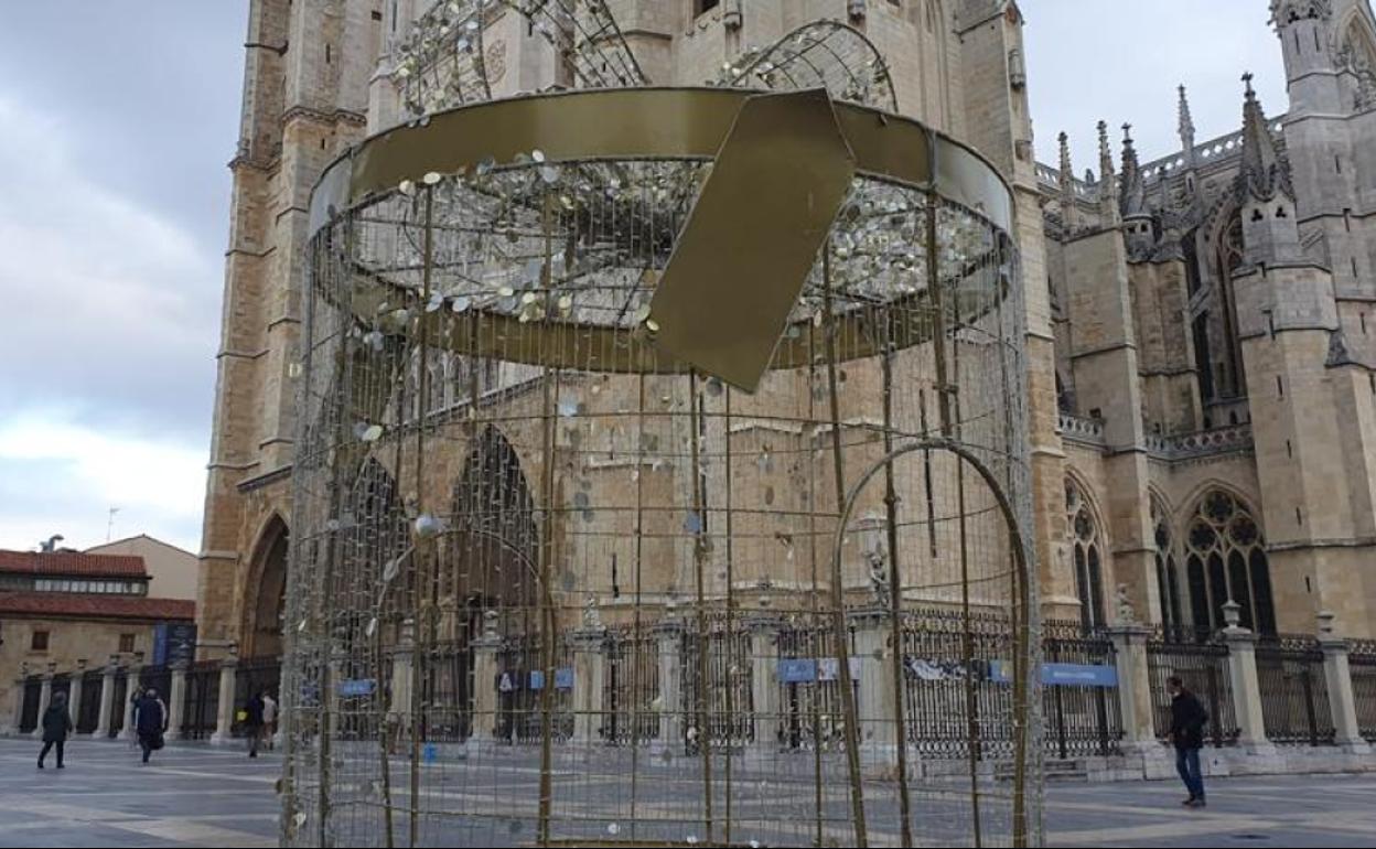 Decoración navideña de este año frente a la Catedral de León, con una caja de regalo gigante iluminada.