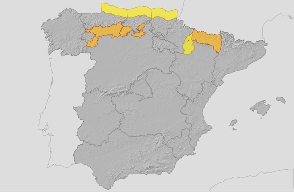 Mapa de alertas meteorológicas de la Aemet prevista para el sábado, con la alerta naranja prevista para la montaña leonesa.