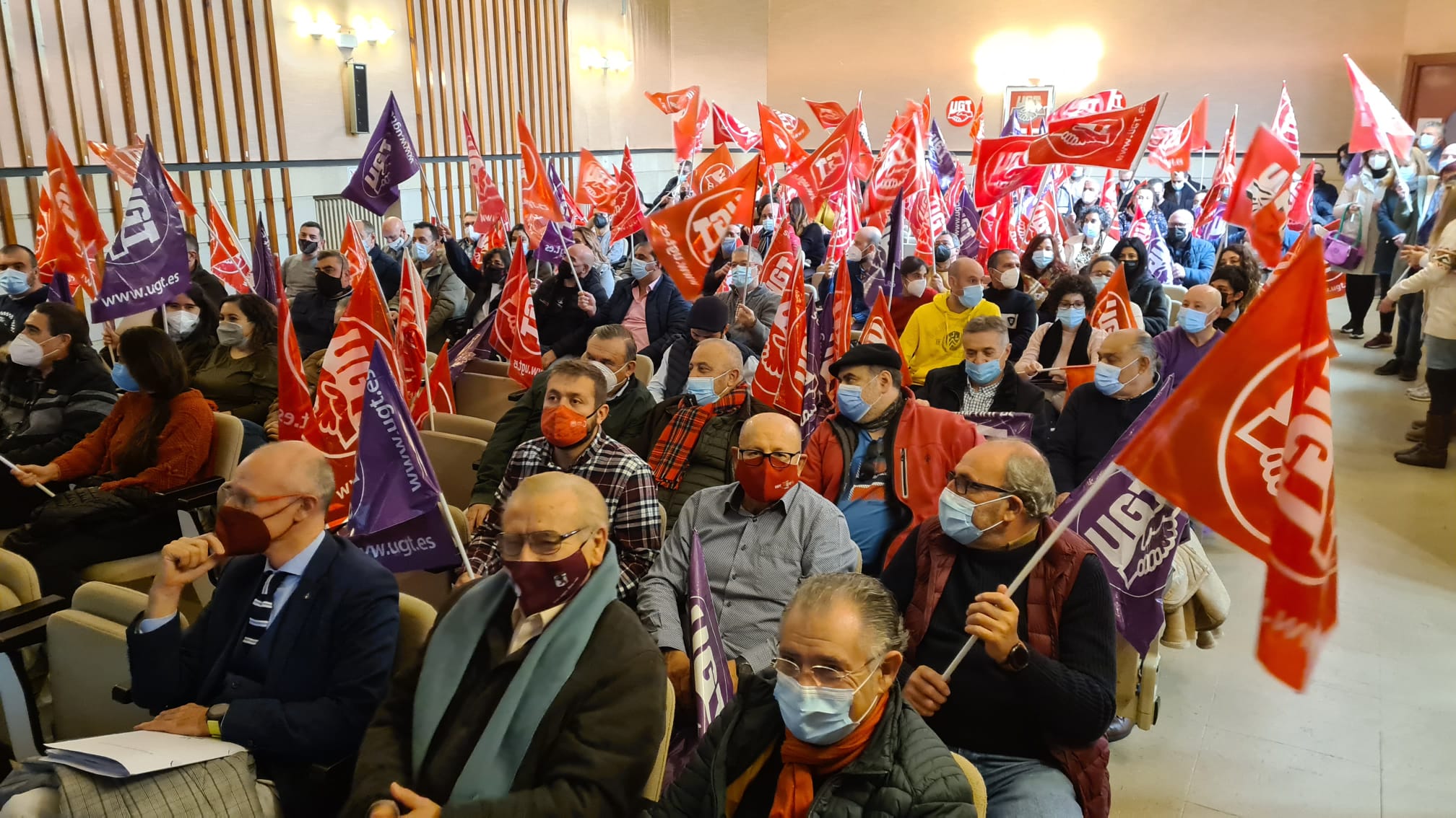 Los afiliados acuden a una jornada de análisis socio-económico de León.