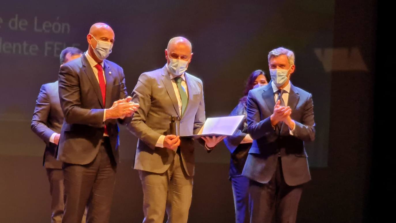 La gala de la FELE ha reunido a la sociedad leonesa para galardonar a TECOI. 