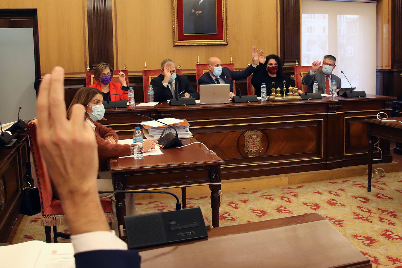 Primer paso para la aprobación de los presupuestos municipales con los votos a favor de PSOE, Podemos-Equo y UPL y el voto en contra de Partido Popular y Ciudadanos. Para los populares se ha presentado «un anteproyecto que no ataca las desigualdades sociales», mientras Ciudadanos critica la falta de medidas para una ciudad «limpia, iluminada y segura» como el propio alcalde prometía en su programa electoral. 