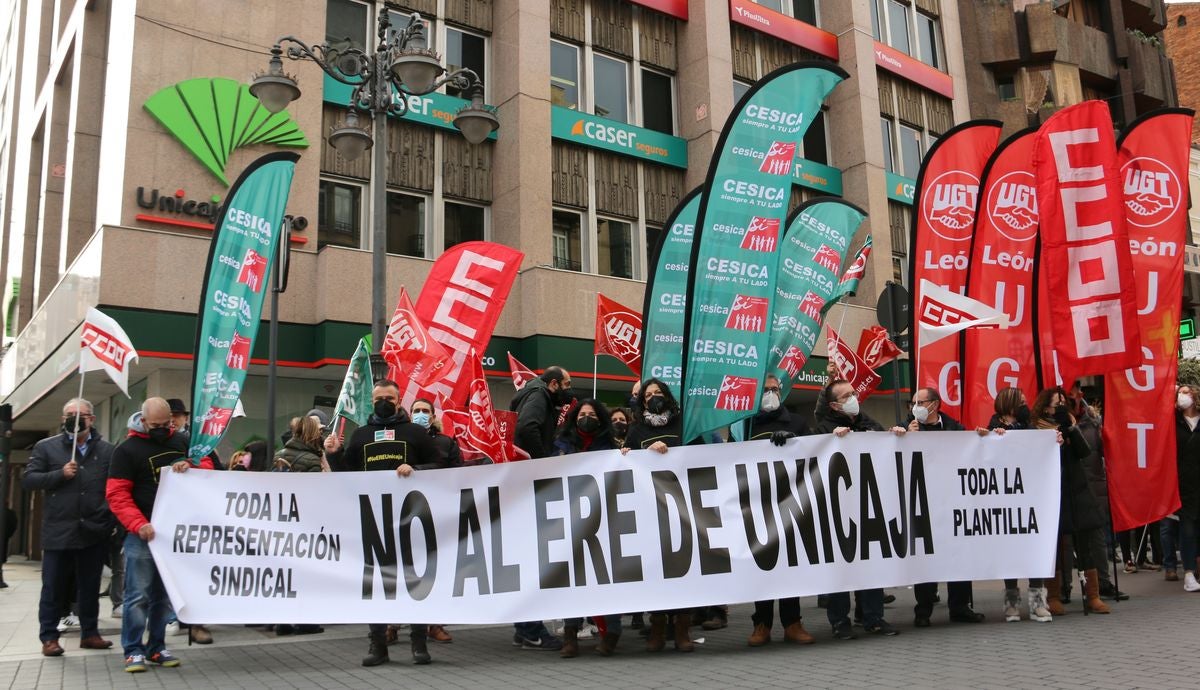 La primera jornada de huelga se salda con un 100% de seguimiento en un viernes donde los empleados se han concentrado frente a la sucursal de la entidad en Ordoño II.