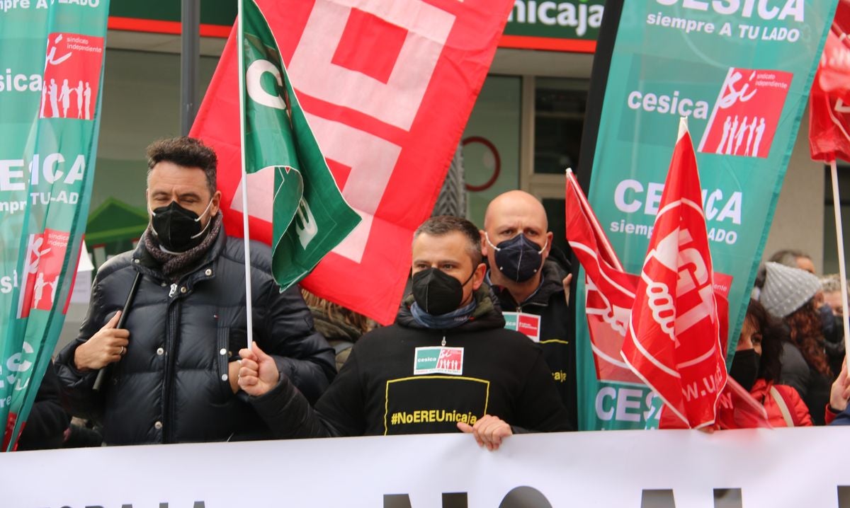 La primera jornada de huelga se salda con un 100% de seguimiento en un viernes donde los empleados se han concentrado frente a la sucursal de la entidad en Ordoño II.