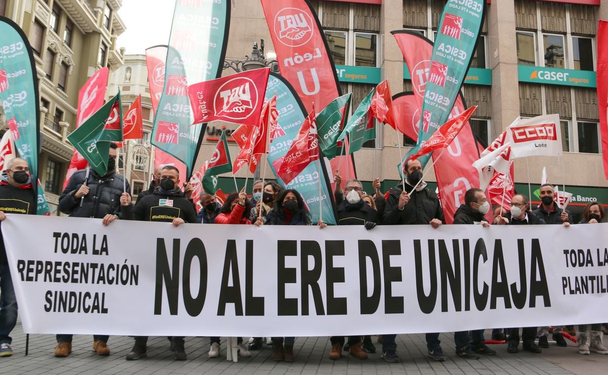 La primera jornada de huelga se salda con un 100% de seguimiento en un viernes donde los empleados se han concentrado frente a la sucursal de la entidad en Ordoño II.