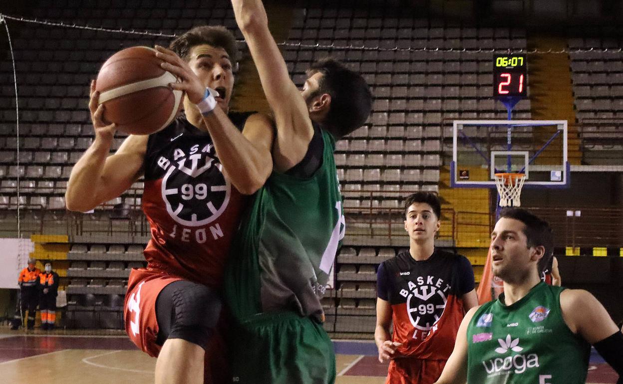 Un lance del último partido de ULE Basket León ante Chantada.