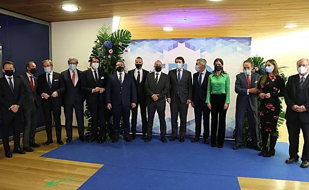 Imagen principal - La Fele recupera su gala y reconoce al sector empresarial de la provincia de León. El presidente de la Junta también ha asistido este viernes a la gala.