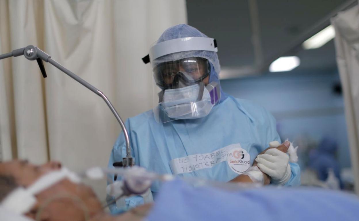 Imagen de un paciente ingresado en una unidad decríticos. En la actualidad un total de seis personas en la provincia se encuentrtan en este tipo de unidades. 