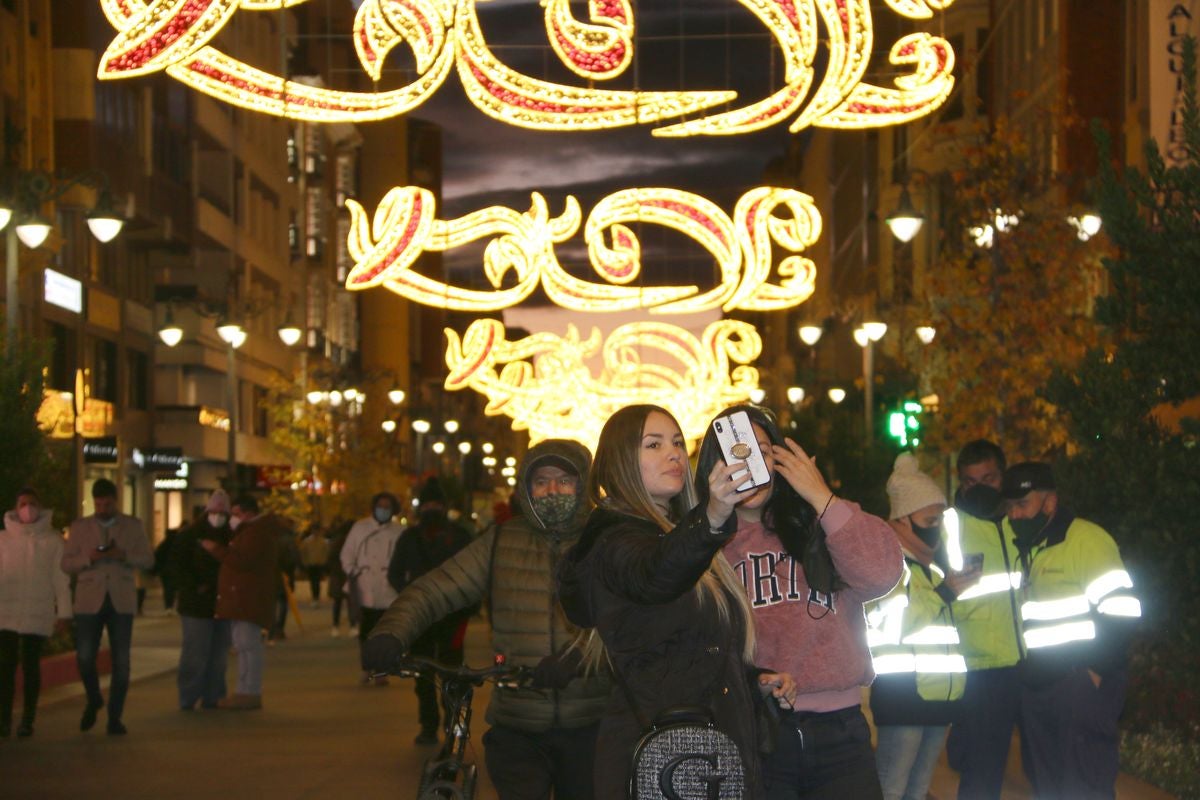 Encendido del alumbrado navideño en León.