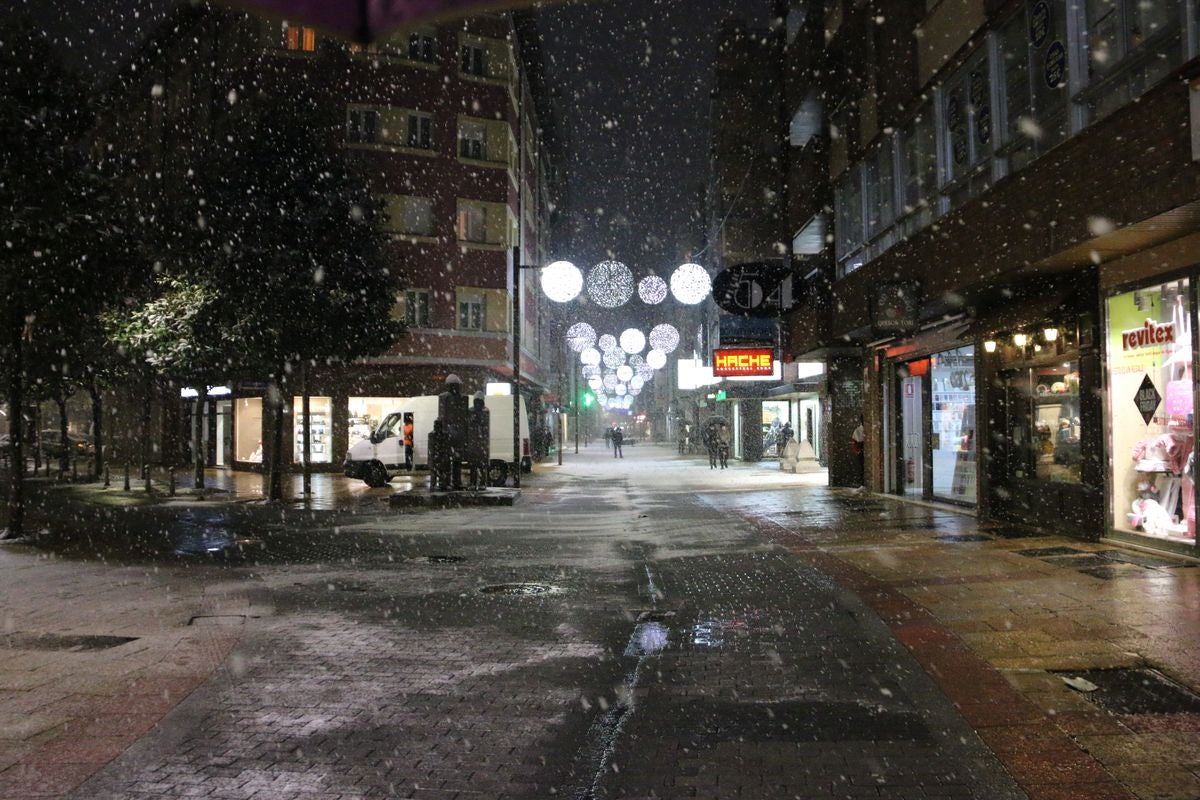 La intensa nevada en León sorprende en la capital y pone en jaque a la provincia