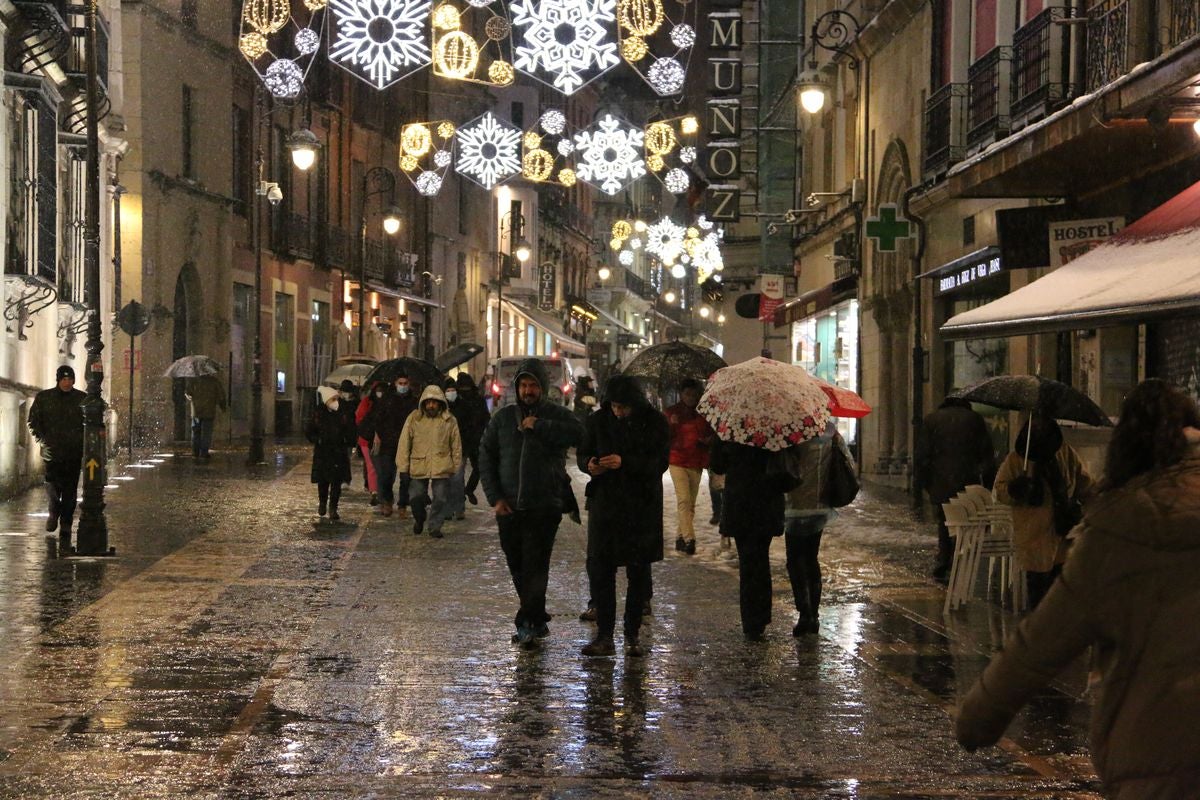 La intensa nevada en León sorprende en la capital y pone en jaque a la provincia