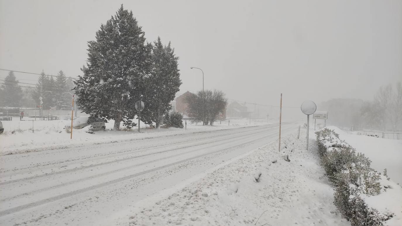 El temporal 'Arwen' deja estampas invernales en toda la provincia con precipitaciones de nieve en muchas comarcas leonesas.