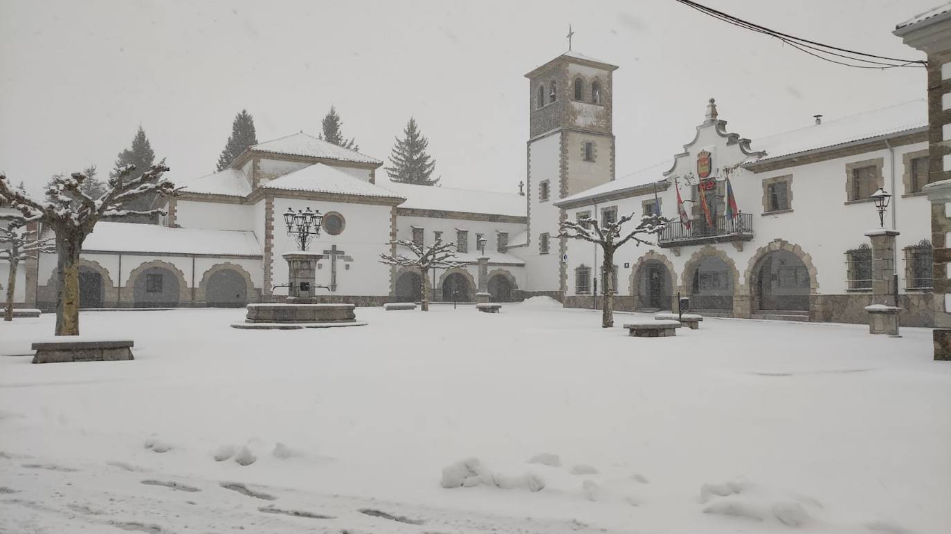 El temporal 'Arwen' deja estampas invernales en toda la provincia con precipitaciones de nieve en muchas comarcas leonesas.