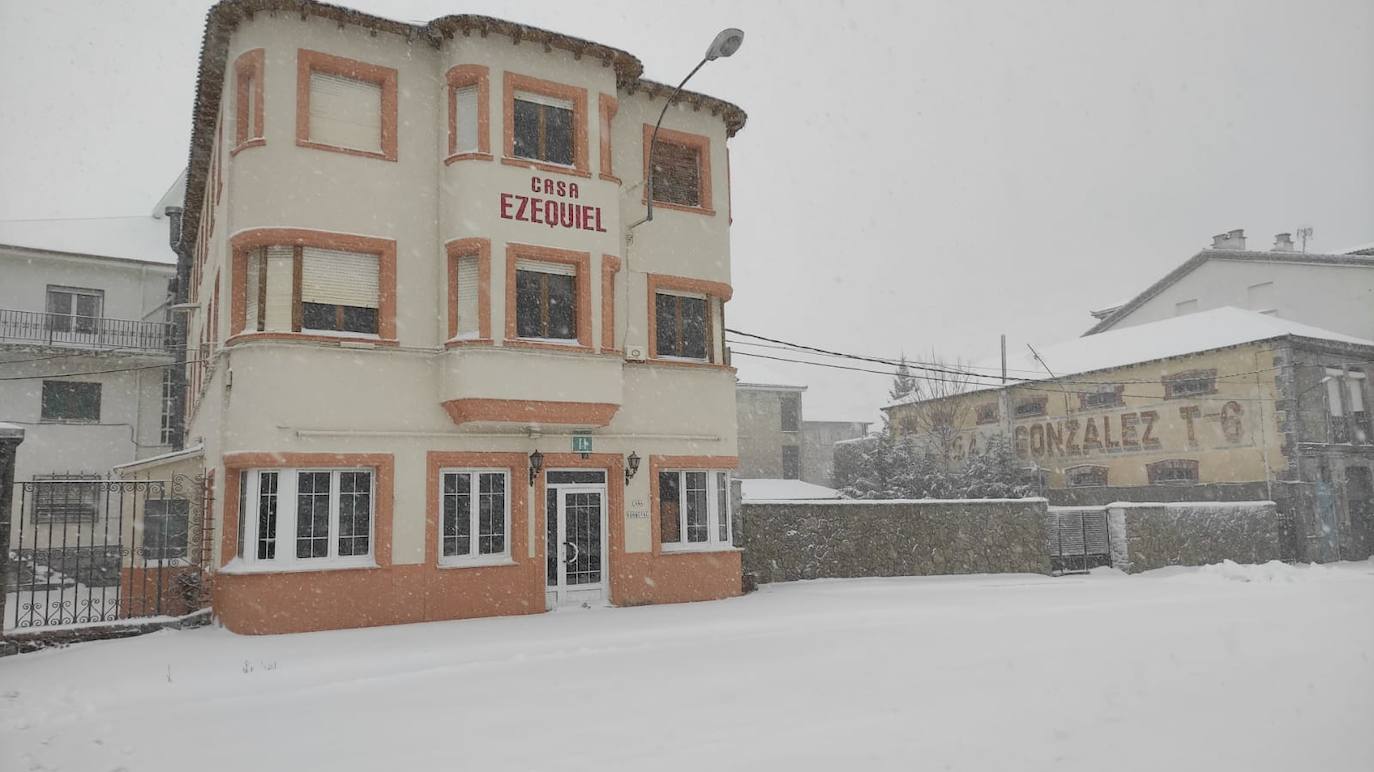 El temporal 'Arwen' deja estampas invernales en toda la provincia con precipitaciones de nieve en muchas comarcas leonesas.