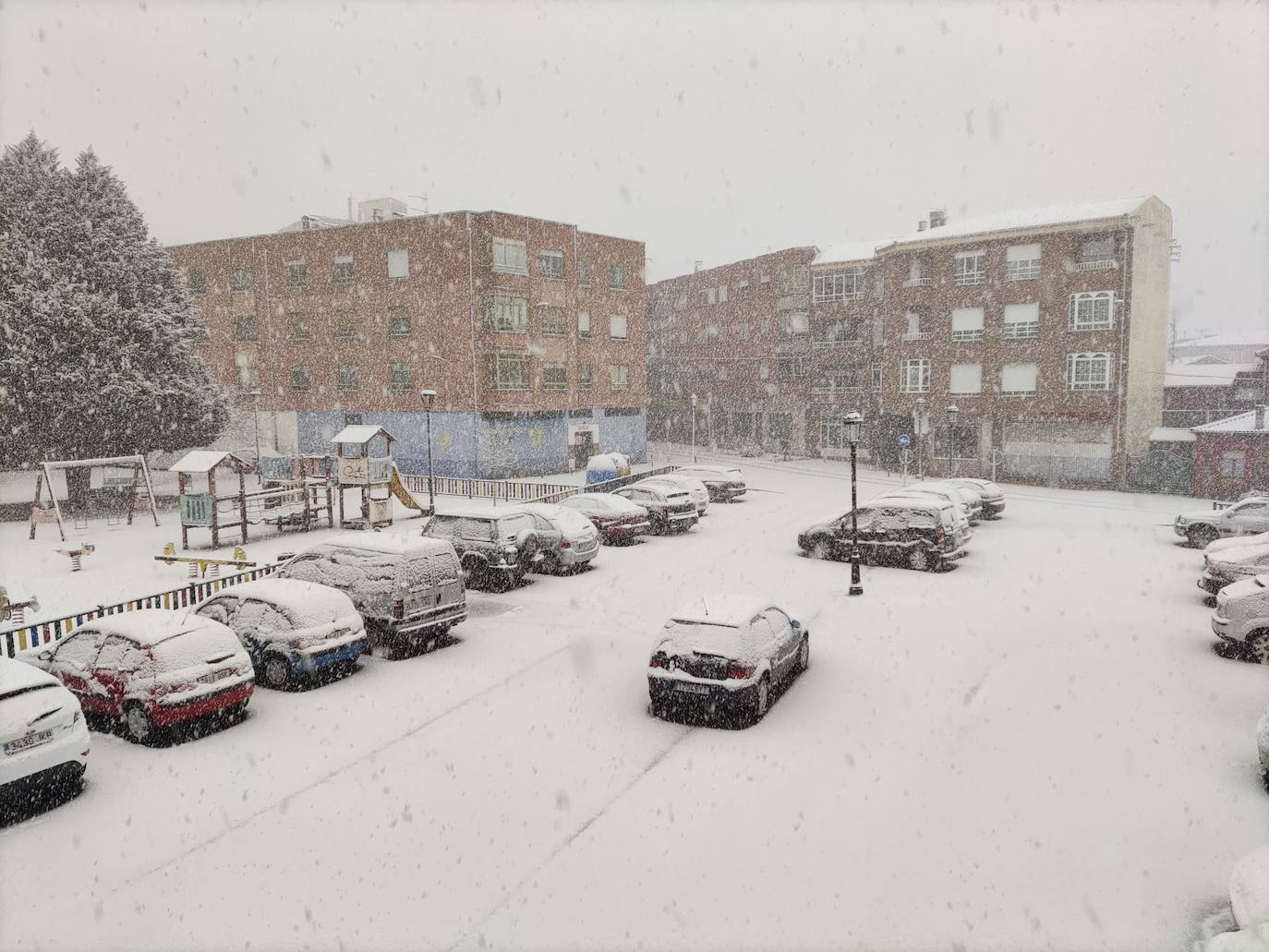 El temporal 'Arwen' deja estampas invernales en toda la provincia con precipitaciones de nieve en muchas comarcas leonesas.