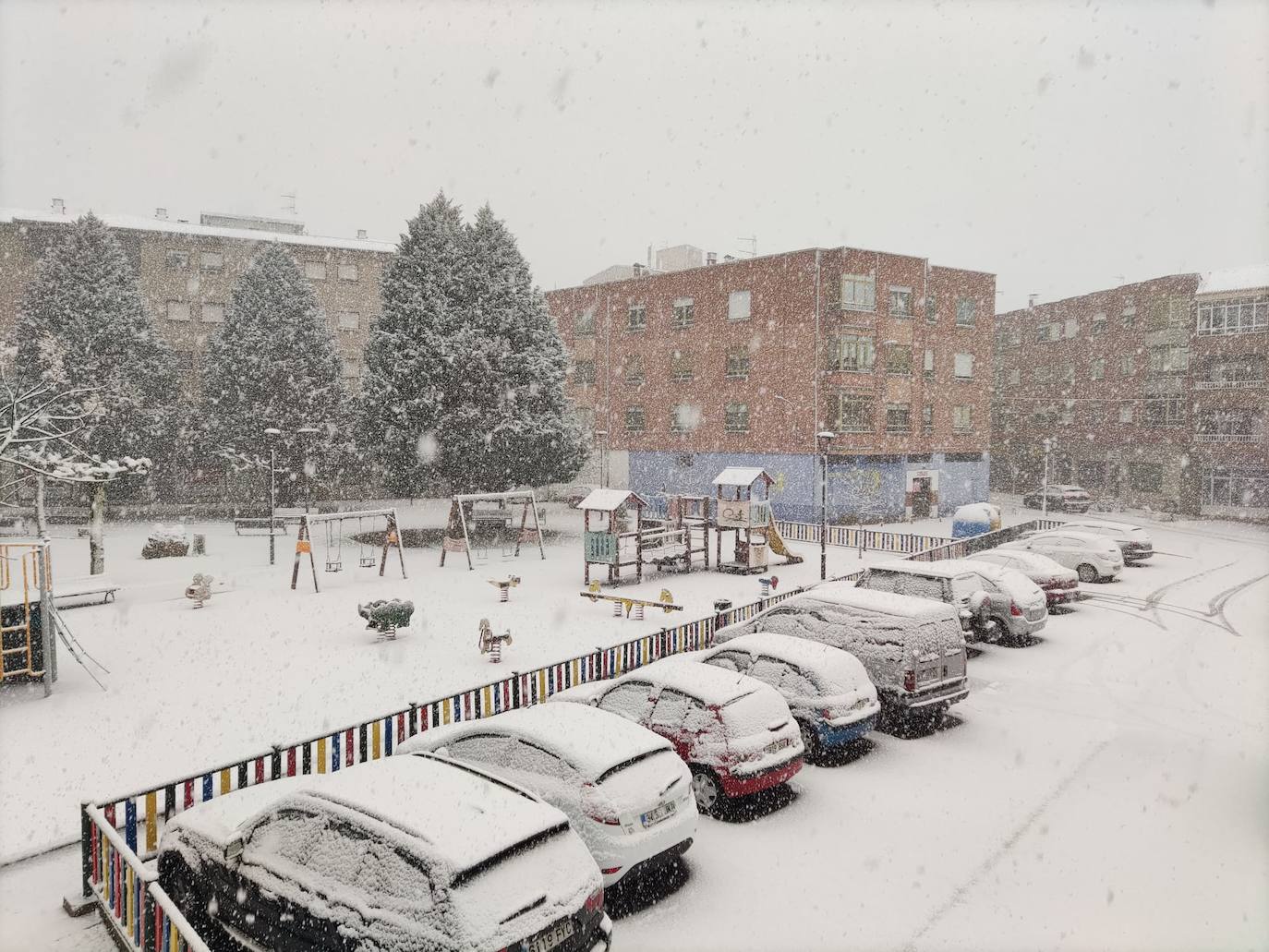 El temporal 'Arwen' deja estampas invernales en toda la provincia con precipitaciones de nieve en muchas comarcas leonesas.