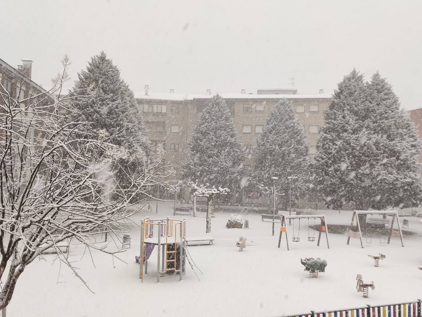 El temporal 'Arwen' deja estampas invernales en toda la provincia con precipitaciones de nieve en muchas comarcas leonesas.