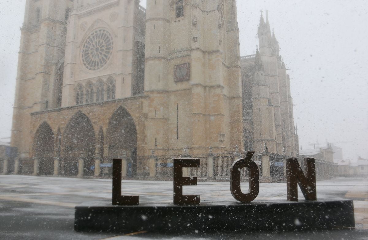 La nieve ha llegado a todos los puntos de la ciudad, dejando bonitas estampas en el casco histórico de la capital