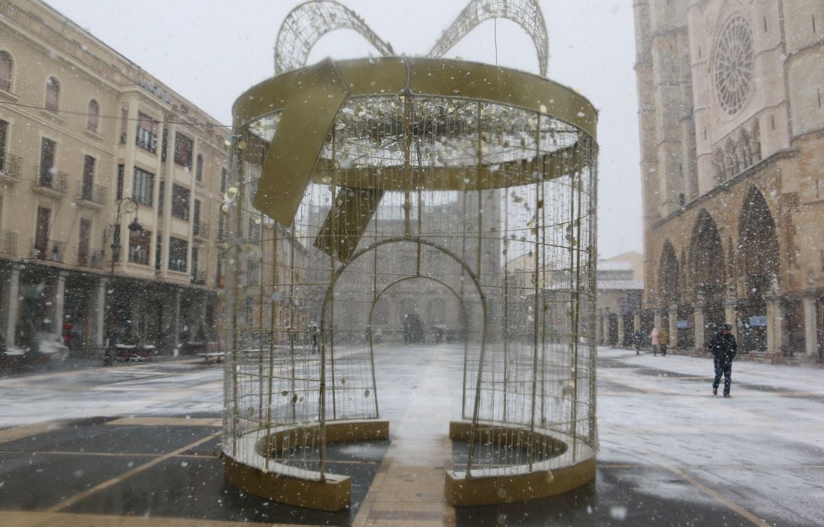 La nieve ha llegado a todos los puntos de la ciudad, dejando bonitas estampas en el casco histórico de la capital