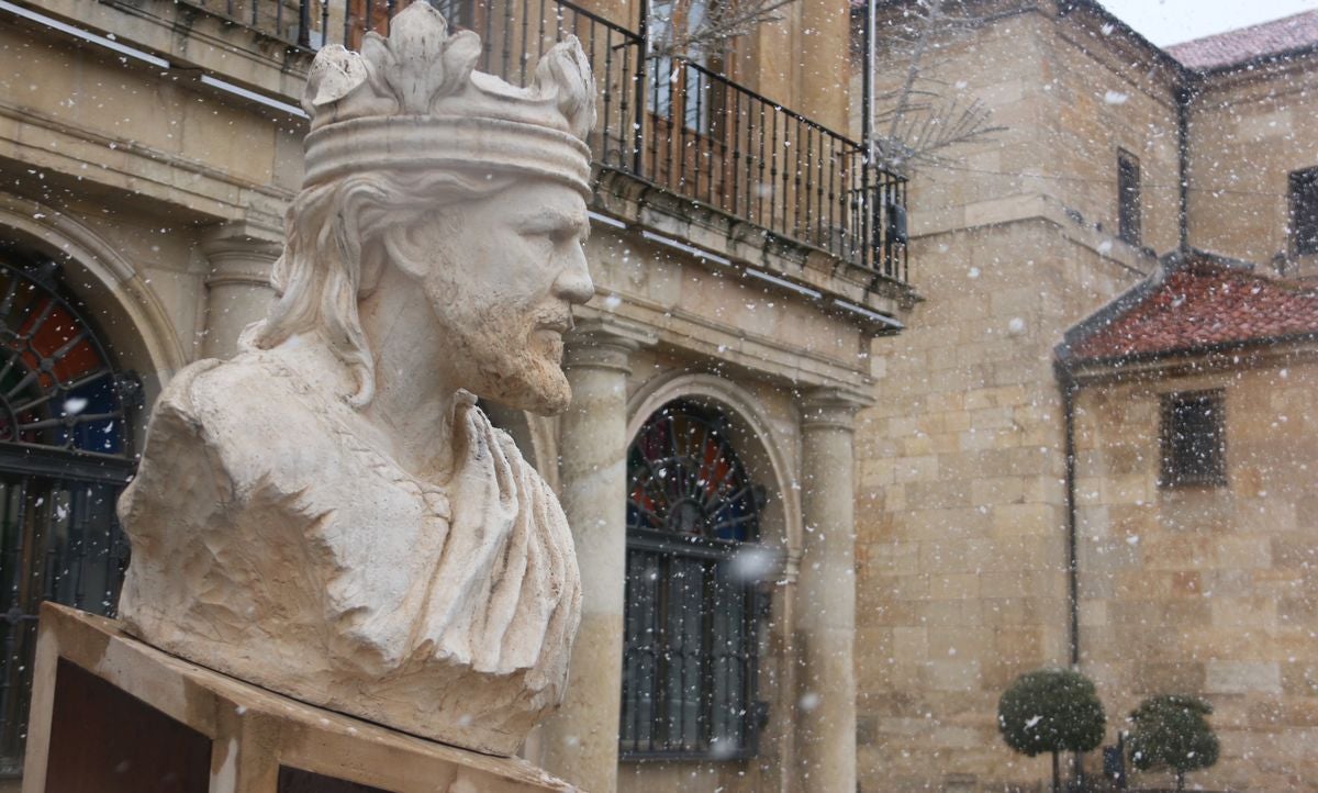 La nieve ha llegado a todos los puntos de la ciudad, dejando bonitas estampas en el casco histórico de la capital