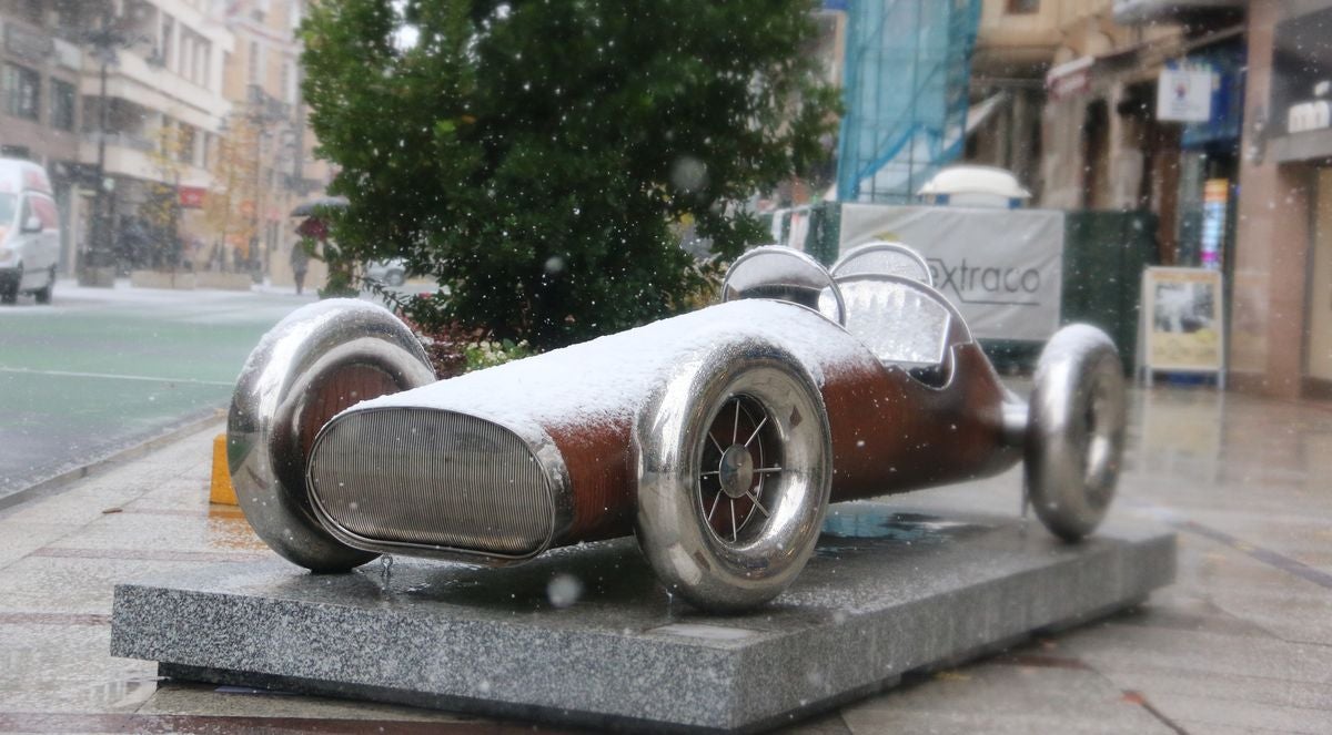 La nieve ha llegado a todos los puntos de la ciudad, dejando bonitas estampas en el casco histórico de la capital