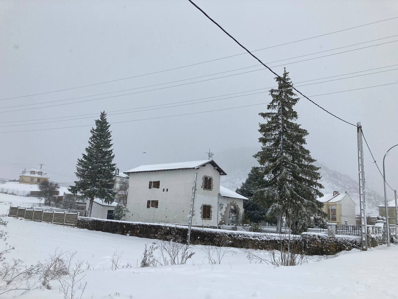 Fotos: La nieve cubre de blanco Villamanín