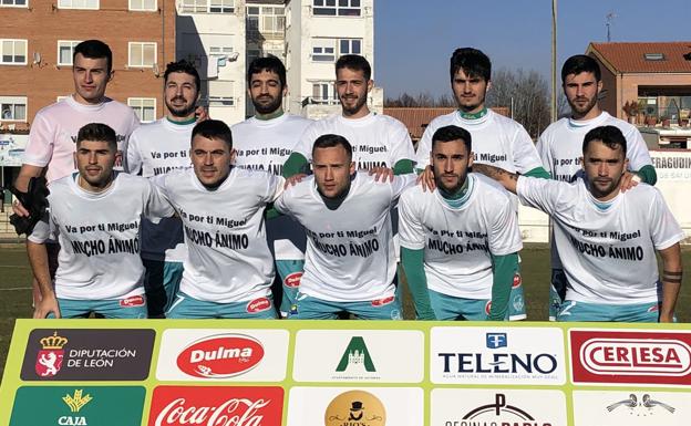 Galería. Los jugadores del Atlético Astorga saltaron con camisetas en apoyo a Miguel, que volvió a pasar por quirófano por una nueva lesión de rodilla.