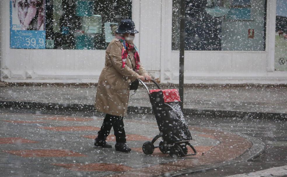 La nieve llena la capital de espíritu navideño