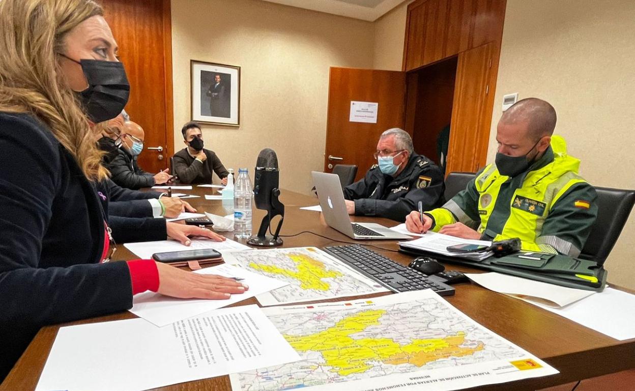 La delegada del Gobierno en Castilla y León, Virgina Barcones, durante la reunión mantenida con los diferentes cuerpos de seguridad que hacen frente a las nevadas.