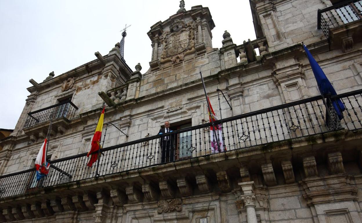 El alcalde de Ponferrada, Olegario Ramón, en el balcón del Ayuntamiento.