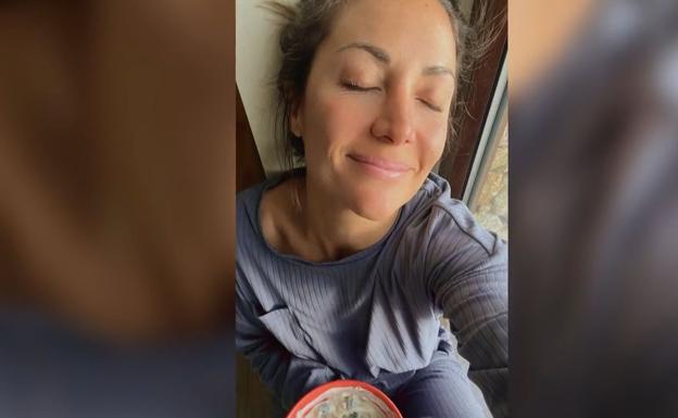 Nagore Robles disfruta de un paseo otoñal junto a su mascota