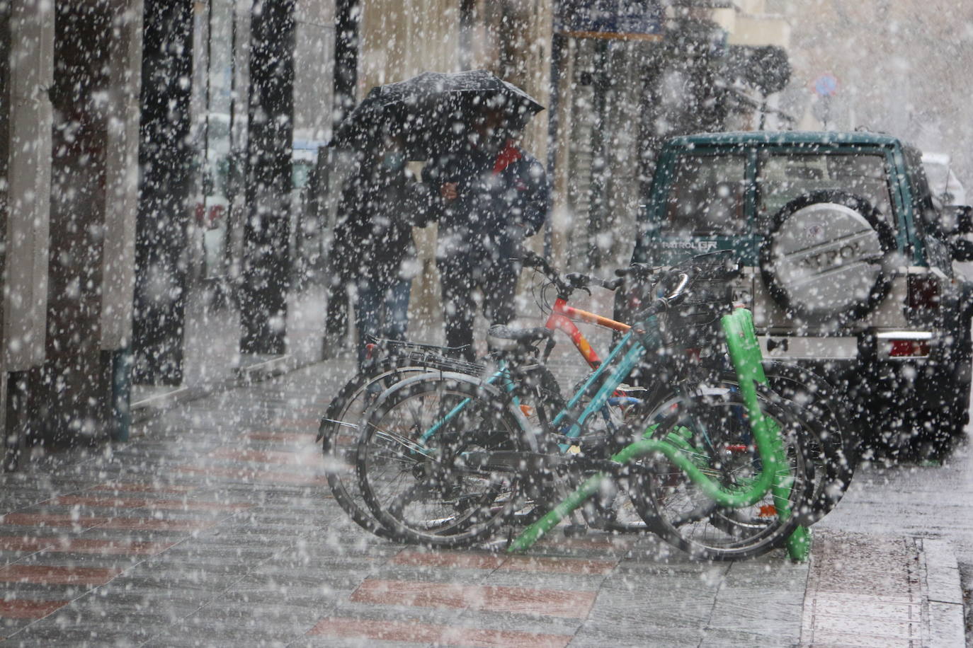 El temporal 'Arwen' llega a la capital con una fuerte nevada que deja las primera bonitas estampas en la ciudad