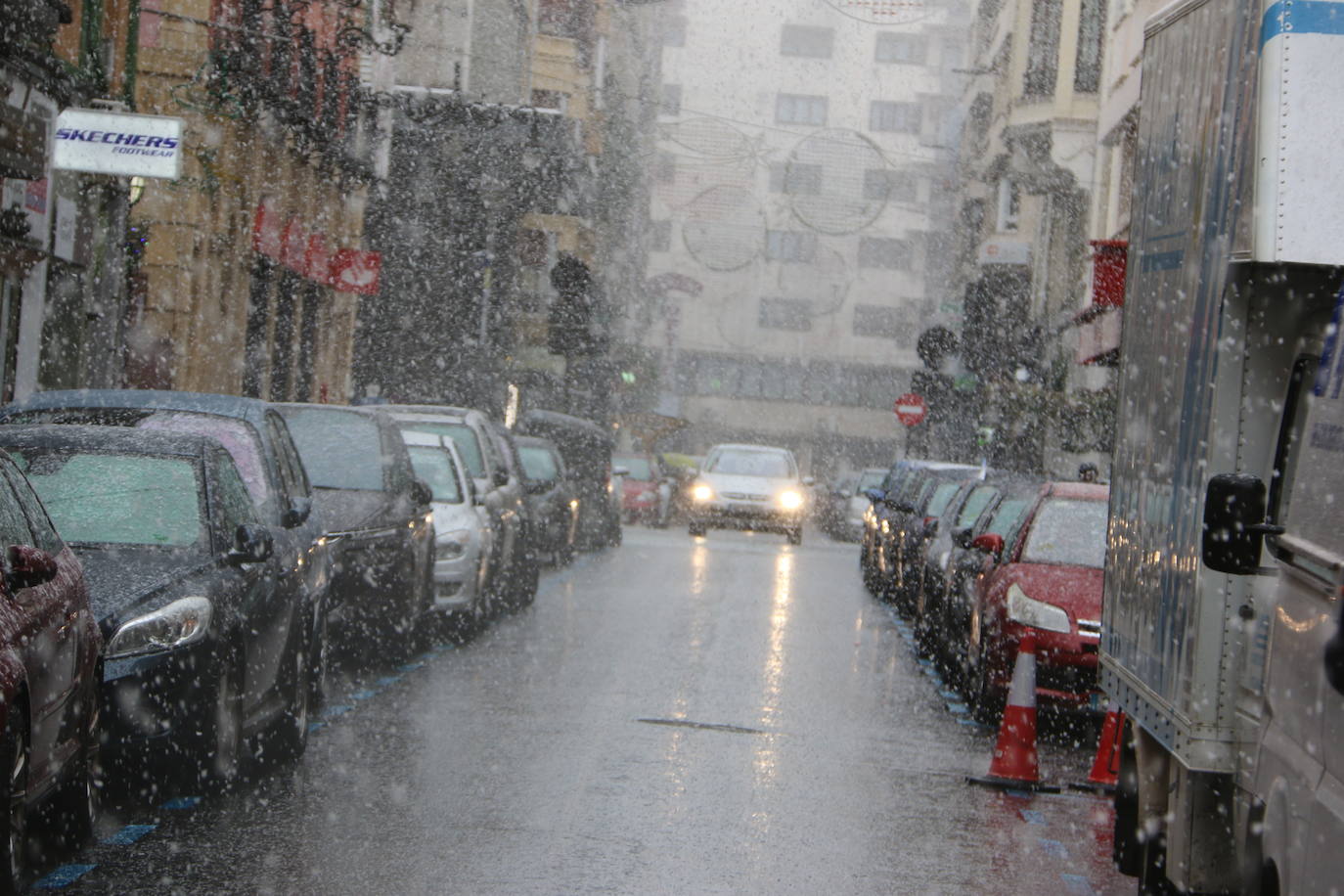 El temporal 'Arwen' llega a la capital con una fuerte nevada que deja las primera bonitas estampas en la ciudad