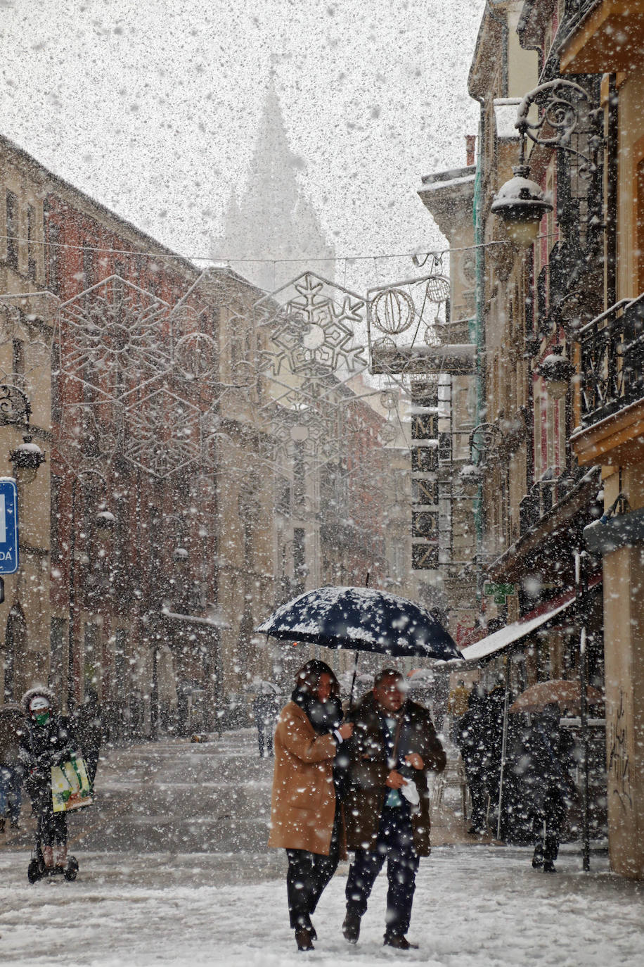 El temporal 'Arwen' llega a la capital con una fuerte nevada que deja las primera bonitas estampas en la ciudad