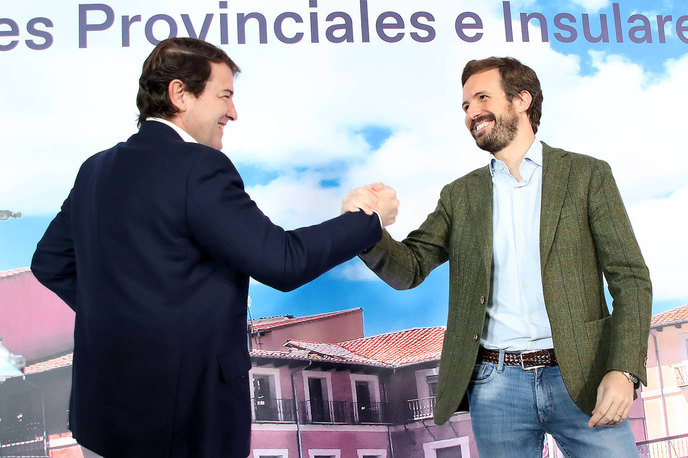 Casado y Mañueco participan en el 'Encuentro de presidentes provinciales e insulares del PP' en León.